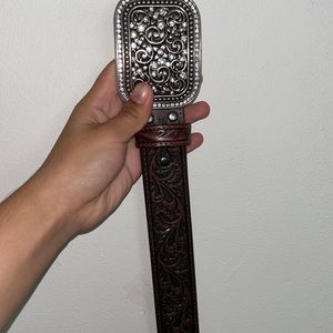 - MEDIUM LEATHER ARIAT BELT